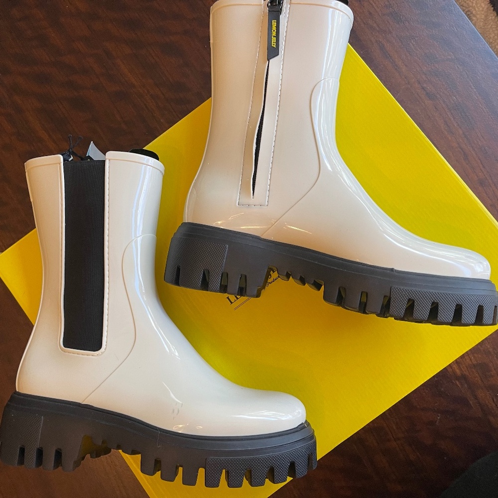 NWT LEMON JELLY City Pull-On Boot, Size 7, White,